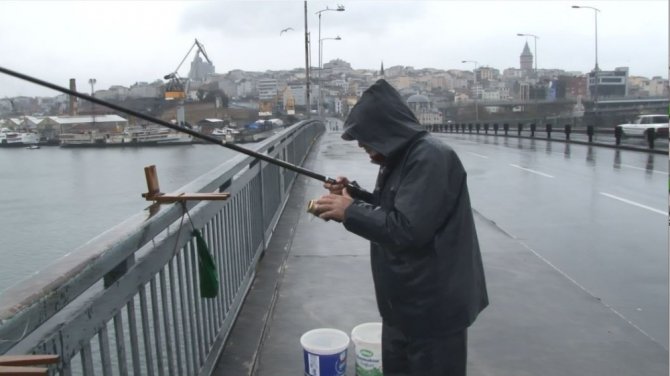 Unkapanı Köprüsü’nün Son Olta Balıkçısı