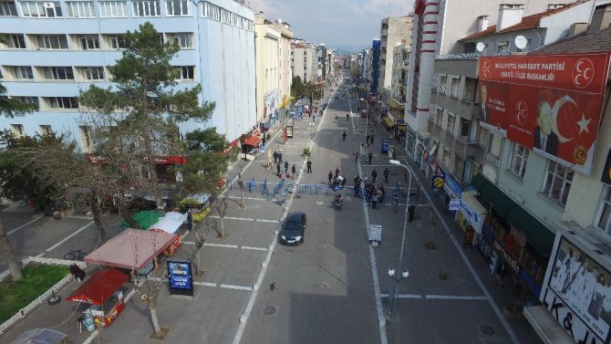 Uşak’ın En İşlek Caddesi Bariyerlerle Kapatıldı, İnsan Yoğunluğu Azaldı