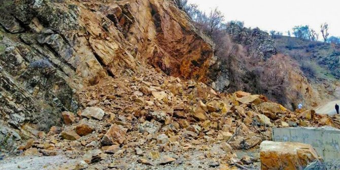 Dev Kaya Parçası Köy Yolunu Ulaşıma Kapattı