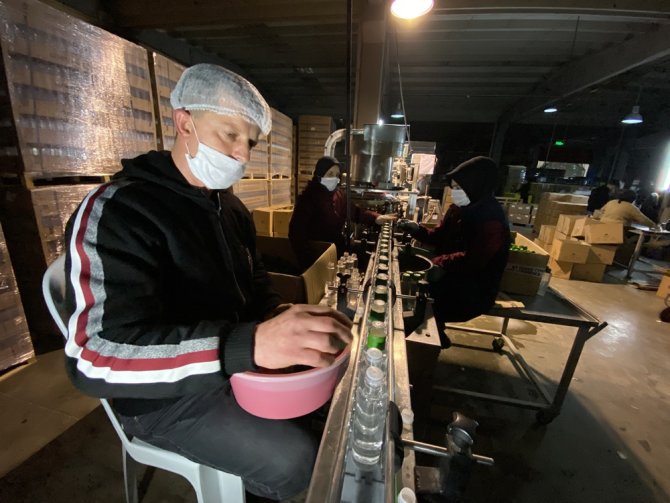 İşçiler Ağlayarak Kolonya Yüklü Tırları Uğurladı