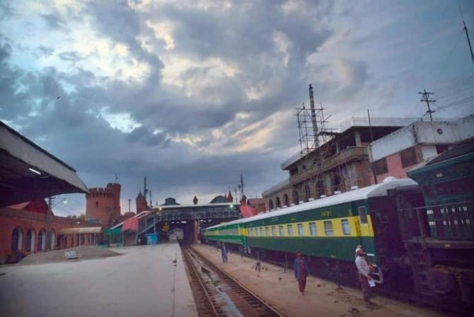 Pakistan Trenleri Karantina Merkezlerine Çeviriyor