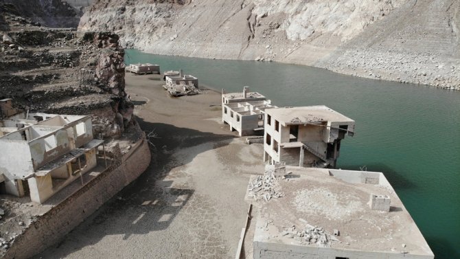Baraj Suları Çekilince Tarihi Köy Yeniden Ortaya Çıktı