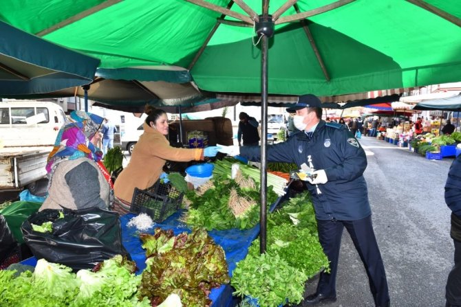 Trabzon’da Pazar Yerinde Bedava Maske Dağıtıldı