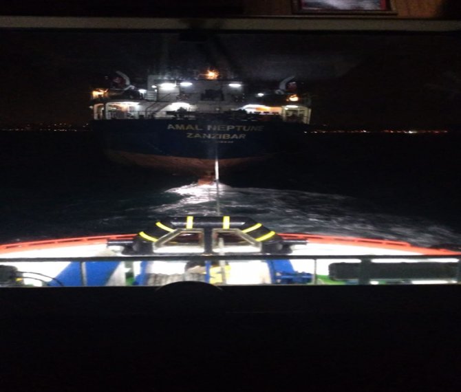 Şile Açıklarında Fırtına Nedeniyle Sürüklenen Geminin Kurtarılma Anı Kamerada