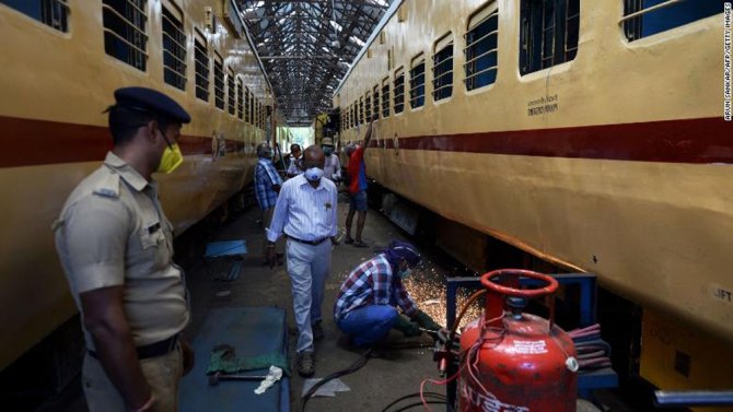 Hindistan’da Tren Vagonları Karantina Merkezine Dönüştürüldü