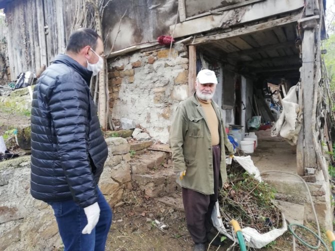 Köy Muhtarı Kapı Kapı Dolaşıp 65 Yaş Üstü Vatandaşların İhtiyaçlarını Karşıladı
