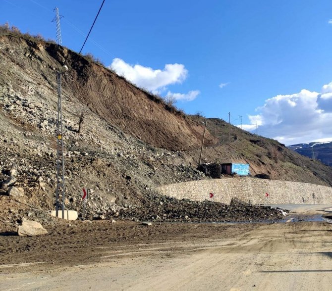 Siirt’te Heyelan İçme Suyu Borularını Patlattı, 11 Köy Susuz Kaldı