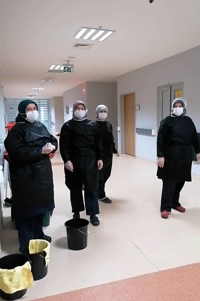 Gümüşhane’de Sağlık Çalışanları Arkadaşlarını Alkışladı