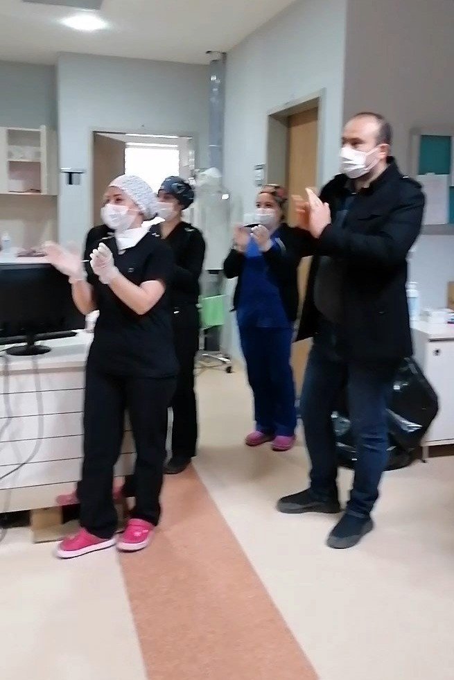 Gümüşhane’de Sağlık Çalışanları Arkadaşlarını Alkışladı