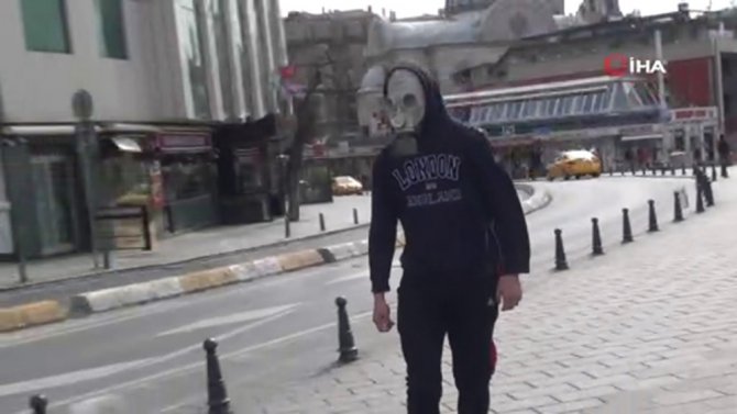 Gaz Maskesi Taktı, Taksim Meydanı’nda Kaykay Yaptı