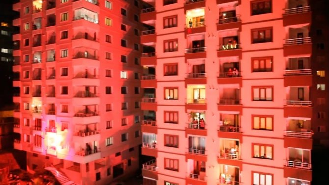 Dj Kabinini Evinin Balkonuna Kurdu, Mahalleliyi Coşturdu