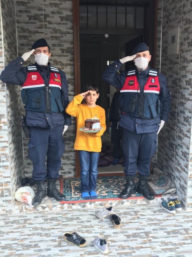 Minik Yağız Efe’nin Doğum Günü Pastası Jandarmadan