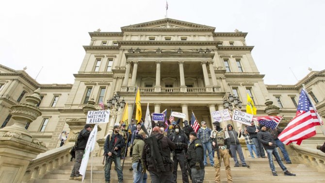 Abd’nin Michigan Eyaletinde Valinin Covid-19 Önlemleri Protesto Edildi