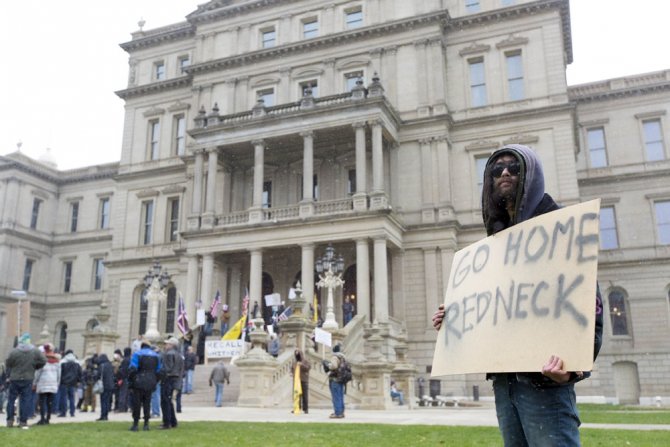 Abd’nin Michigan Eyaletinde Valinin Covid-19 Önlemleri Protesto Edildi