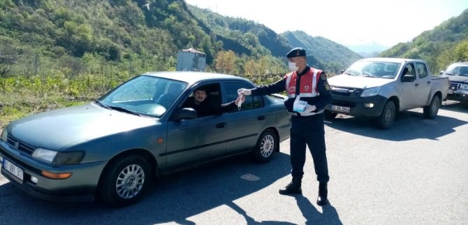 Giresun Valiliği Koordinesinde Vatandaşlara Ücretsiz Maske Dağıtıldı.