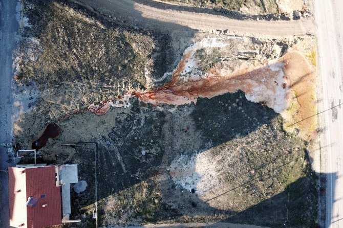 Sulama Amaçlı Açılan Sondajdan Kalsiyum Karbonatlı Su Fışkırıyor