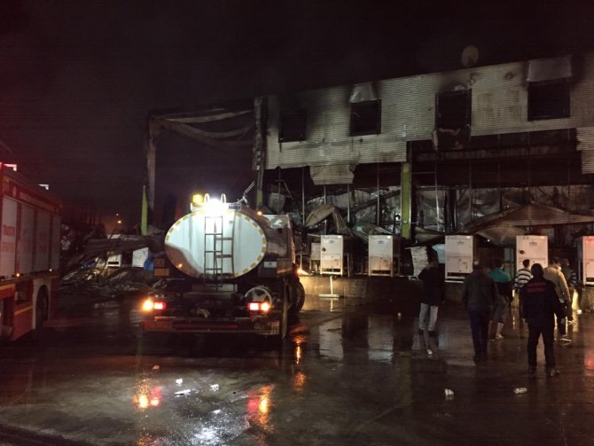 Trabzon’da Balık Fabrikasının Soğuk Hava Deposunda Çıkan Yangın Söndürüldü