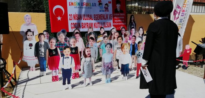 Öğrencilerin Maketleriyle Okul Bahçesinde 23 Nisan Kutlaması
