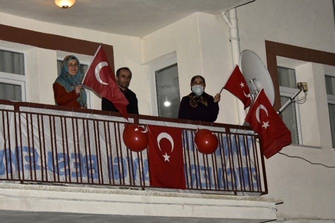 Gümüşhane’de Binlerce Kişi Balkonlardan İstiklal Marşı’nı Okudu