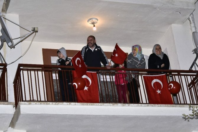Gümüşhane’de Binlerce Kişi Balkonlardan İstiklal Marşı’nı Okudu