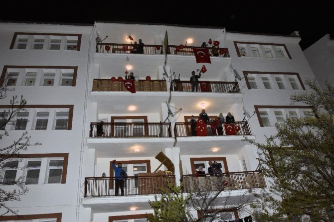 Gümüşhane’de Binlerce Kişi Balkonlardan İstiklal Marşı’nı Okudu