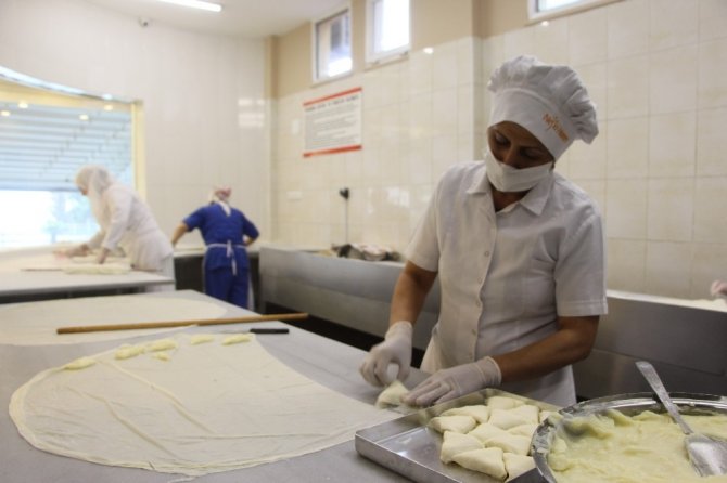 Adını Yöre İnsanından Alan Börek Görünümlü Tatlı: Laz Böreği