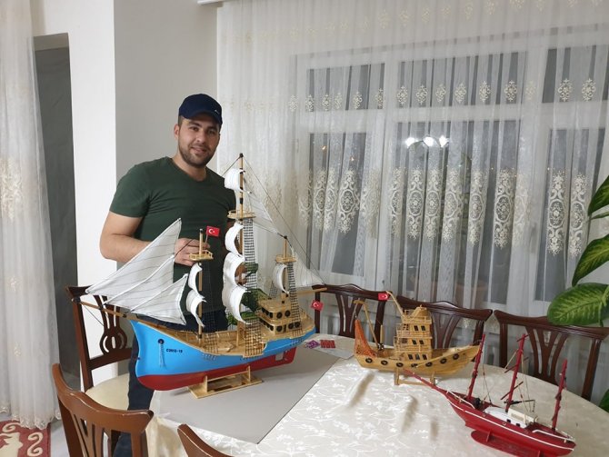 Evde Kal Çağrılarına Uydu, Yaptığı Geminin Adını Covid-19 Koydu