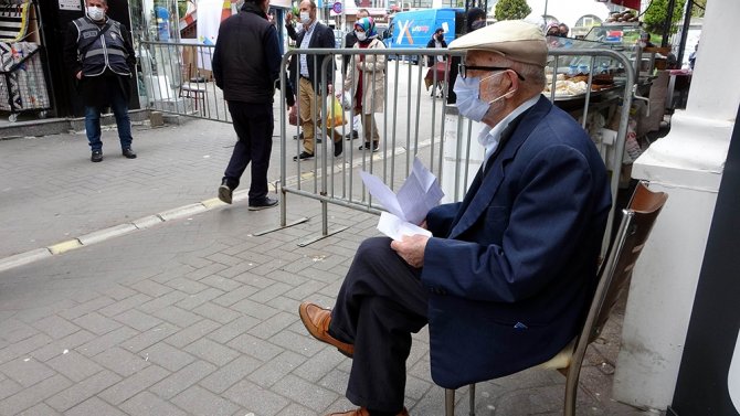 85 Yaşındaki Vatandaş Bankaya Giderken Polise Yakalandı