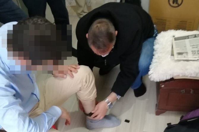 Ayak Bileğine Takılan Elektronik Kelepçe İle Ev Hapsi Başladı