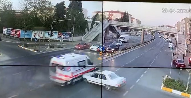 Ambulansla Otomobil Çarpıştı: Kaza Anı Kamerada