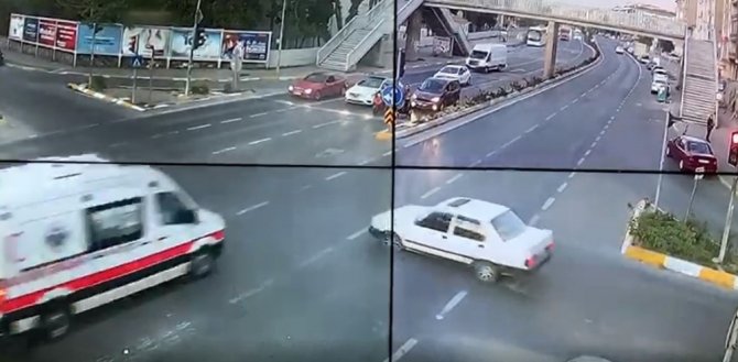 Ambulansla Otomobil Çarpıştı: Kaza Anı Kamerada