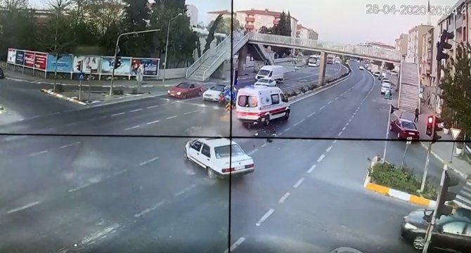 Ambulansla Otomobil Çarpıştı: Kaza Anı Kamerada