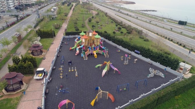 Korana Virüs Tedbirlerini Fırsat Bilip Çocuk Parklarını Yeniliyorlar