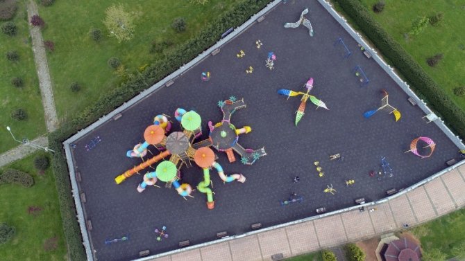 Korana Virüs Tedbirlerini Fırsat Bilip Çocuk Parklarını Yeniliyorlar