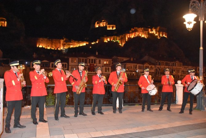 156 Yıldır Sahura Bando Şarkıları İle Uyanıyorlar