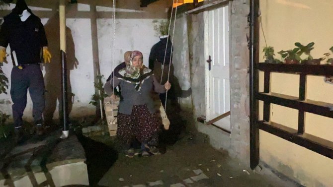 Evde Kalan Yaşlı Çiftin Salıncaklı Türkülü Eğlencesi