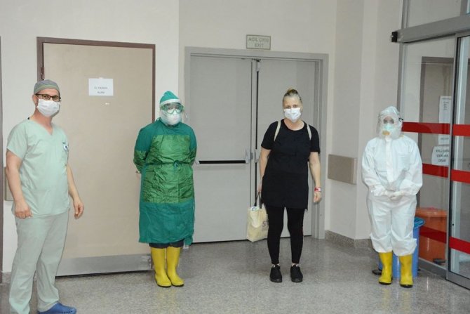 Kök Hücre Tedavisiyle Covid-19’u Yenen Hemşire Meslektaşları Tarafından Hastaneden Alkışlarla Uğurlandı