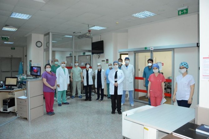 Kök Hücre Tedavisiyle Covid-19’u Yenen Hemşire Meslektaşları Tarafından Hastaneden Alkışlarla Uğurlandı