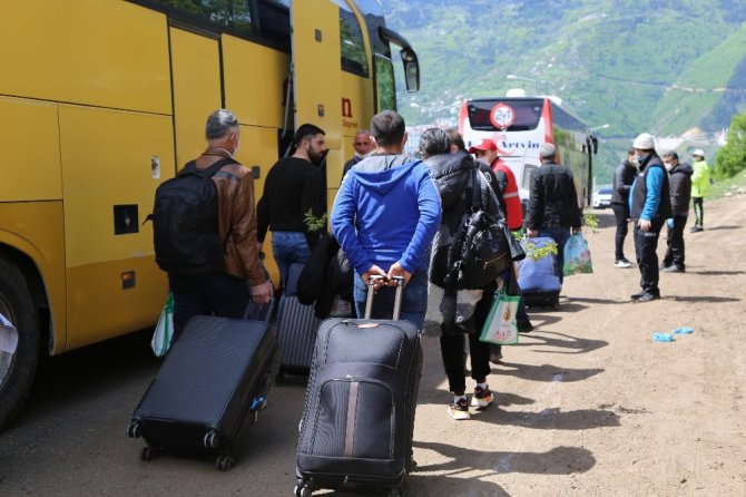 Artvin’de Karantina Süreçleri Tamamlanan 270 Türk Vatandaşı Mehteran Eşliğinde Memleketlerine Uğurlandı