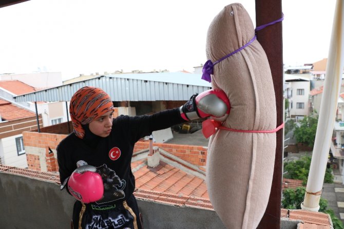 Çatıda Pet Şişe Ve Yastıkla Şampiyonluğa Hazırlık