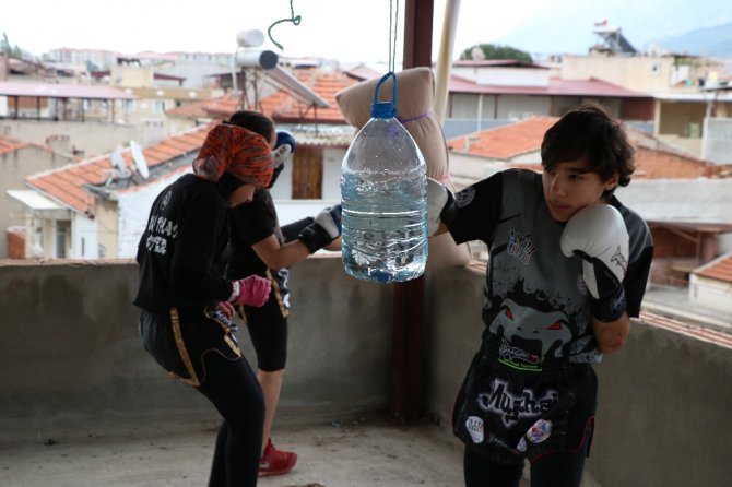 Çatıda Pet Şişe Ve Yastıkla Şampiyonluğa Hazırlık