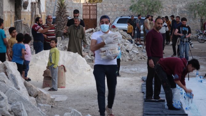 Halep’te Siviller Enkaz Yığınları Arasında İftar Yaptı