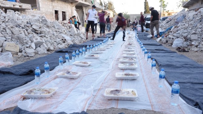 Halep’te Siviller Enkaz Yığınları Arasında İftar Yaptı