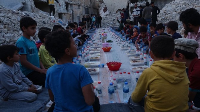 Halep’te Siviller Enkaz Yığınları Arasında İftar Yaptı