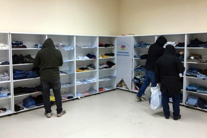 Gümüşhane Gençlik Merkezi ‘Giysi Rafı’ Oluşturdu