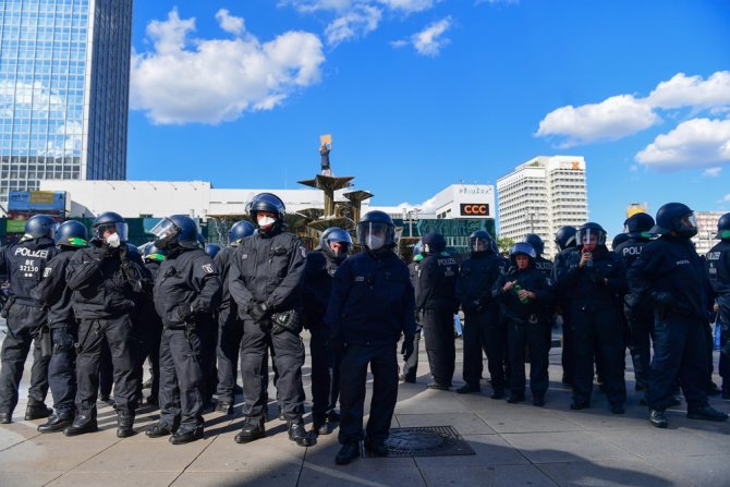 Almanya’da Korona Kısıtlamaları Protesto Edildi