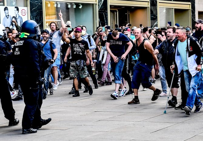 Almanya’da Korona Kısıtlamaları Protesto Edildi