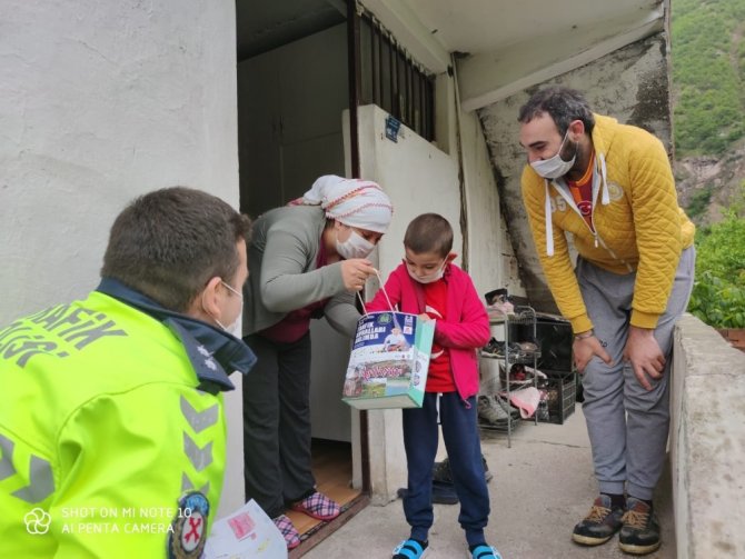 Artvin’de Trafik Haftasında Polis Ekipleri 65 Yaş Üstü Anneleri Ve Çocukları Unutmadı