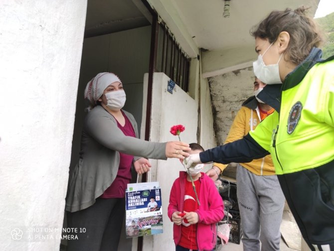 Artvin’de Trafik Haftasında Polis Ekipleri 65 Yaş Üstü Anneleri Ve Çocukları Unutmadı