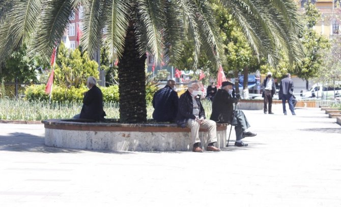 Giresun’da 65 Yaş Ve Üstü Vatandaşlar Sokağa Çıkmanın Mutluluğunu Yaşıyorlar